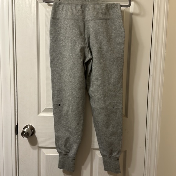 women’s Nike tech fleas joggers - Picture 2 of 2